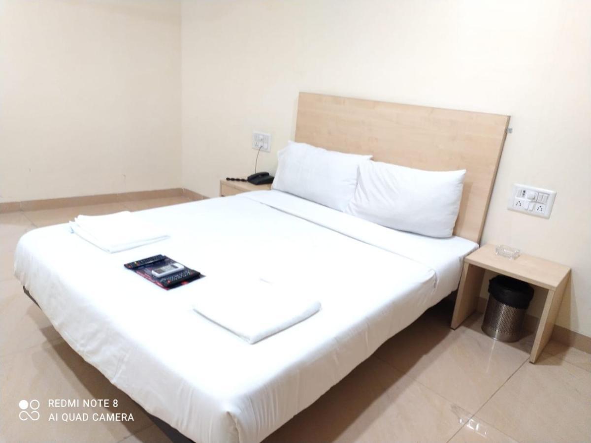 U Life Hotel مومباي المظهر الخارجي الصورة