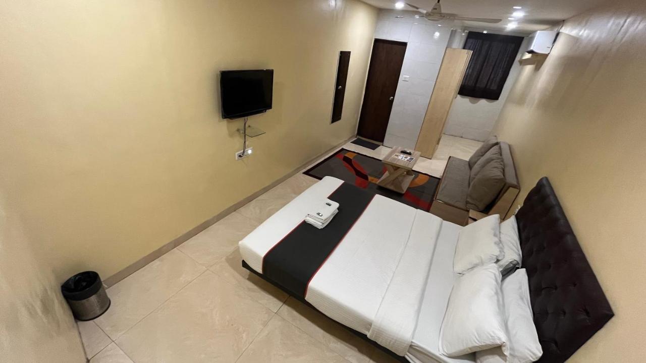 U Life Hotel مومباي المظهر الخارجي الصورة